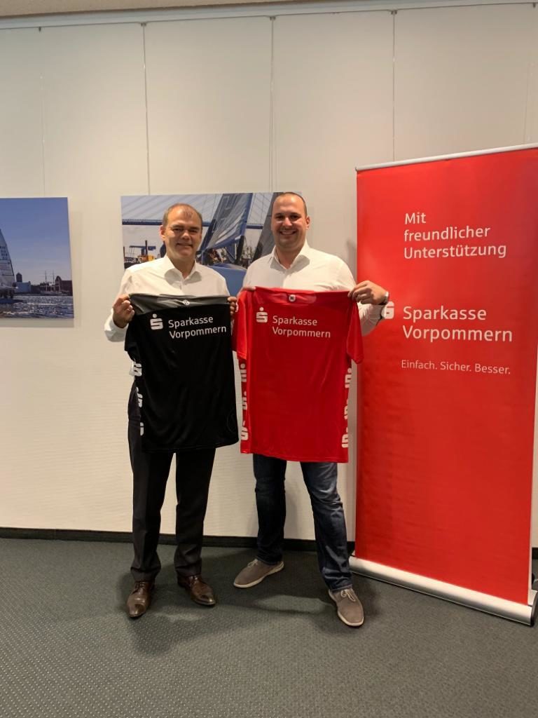 Schwarz – Rot – Gold ??? Holger Schnell (Gebietsleiter der Sparkassen Rügen – Stralsund) drückt dem SHV die Daumen, dass es in diesem Jahr klappt mit dem Aufstieg.